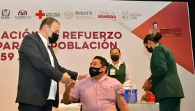 Atestigua gobernador vacunación