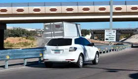 Instalan barras de contención en área peligros a de carretera