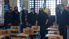 Llevan rotarios pupitres a escuela
