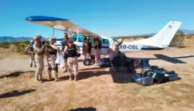 Aseguran avioneta con 338  kilos de drogas en Peñasco