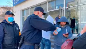 Luchan por evitar el semáforo rojo en nogales