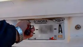 Anuncian costo de placas para autos regularizados