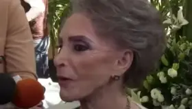 Doña Cuquita revela que ha recibido señales de Vicente Fernández