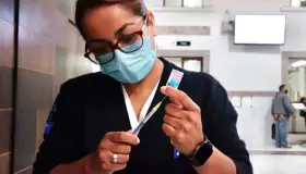 Llevan vacunación contra influenza a las colonias