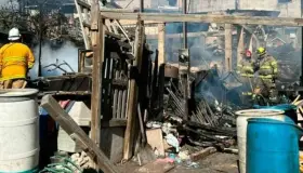 Mueren 8 personas tras incendio en colonia marginada de Tijuana; 3 eran niños
