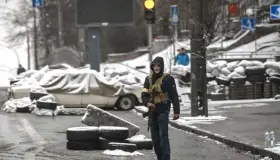 Pide presidente de Ucrania a Biden frenar invasión de Rusia