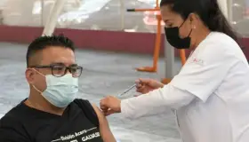 Inicia vacunación de refuerzo para jóvenes de 18 a 29 años