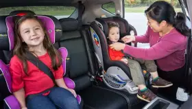 Proveen bomberos sillas de auto para niños