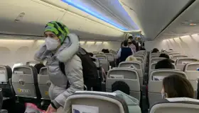 Llega a Canadá vuelo de mexicanos rescatados de Ucrania