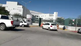 Balean a persona desde auto en movimiento