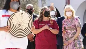 Visita Jill Biden Tucson; apoya estudios para combatir cáncer
