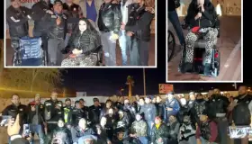 Sorprenden motociclistas a joven con silla especial