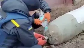 Con botella de agua y guantes, así desactivan enorme bomba rusa en Ucrania