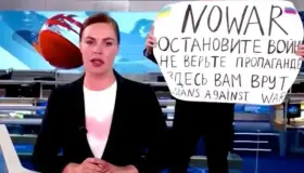 "Les están mintiendo": mujer protesta contra la guerra en noticiero ruso