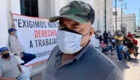 Retoman exconcesionarios plantón en Palacio de Gobierno