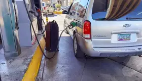 Aprovechan bajos precios de gasolina en México