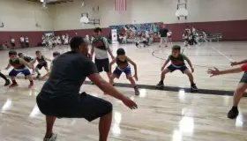 Participan jóvenes en clínica binacional de baloncesto