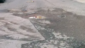 Denuncian vecinos grandes baches