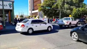 Bloquean calles concesionarios del transporte