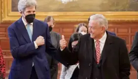 Recibe AMLO en Palacio Nacional a John Kerry y empresarios de EU