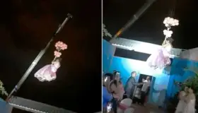 Llega quinceañera a su fiesta con ayuda de grúa