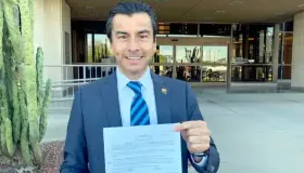 Demócrata de origen mexicano contenderá para gobernador de Arizona