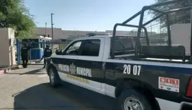 Recibe hombre fuerte descarga eléctrica