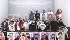 Condenan padres de los 43 normalistas actuación de Marina en Cocula