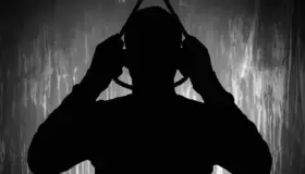 Encuentra mujer a su hermano colgado del cuello