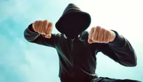 Agrede e insulta a pasajeros de camión foráneo; fue detenido