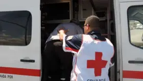 Madre e hijo son golpeados por tres sujetos