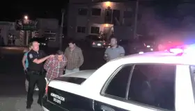 Detienen vecinos a conductor ebrio