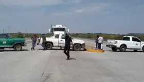 Buscan retiro de bloqueo en Loma de Guamúchil en SS