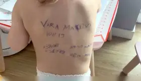 Escribe mamá ucraniana datos personales en espalda de su hija por si llegan a matarla
