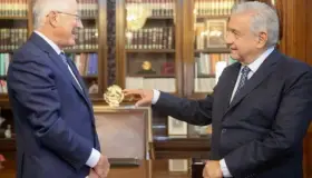 Visita Ken Salazar a AMLO tras acusaciones contra EU por reforma eléctrica