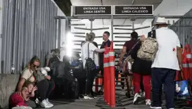 Arriban ucranianos a frontera de Mexicali en busca de asilo