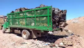 Multan a ‘cochinones’ por tirar basura en la vía pública