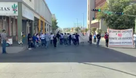 Bloquean calles del centro exconcesionarios del transporte