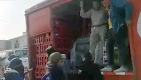 Agreden normalistas a reportero que cubría cómo robaban mercancía