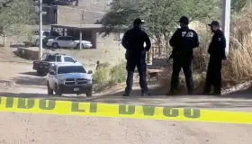 Descubren restos humanos semi enterrados