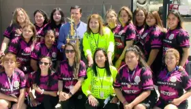 Entrega equipo de futbol trofeo a benefactor