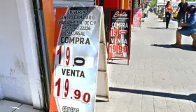 Cae dólar hasta los 19.90 pesos por uno