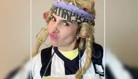 Vende playeras Karla Panini sobre odio que le tienen