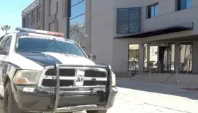 Atacan perros a mujer; la muerden en una pierna