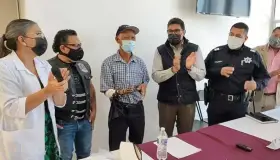 Apoyan motociclistas a don Francisco con prótesis de brazo