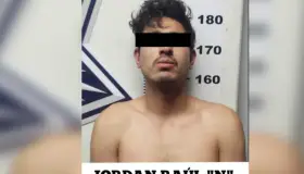 Agrede a oficiales por querer entrar a fila a EU