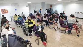 Reciben beca del Estado personas con discapacidad