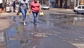 Arreglan fuga de drenaje en avenida Obregón