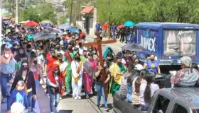 Reviven tradición del viacrucis en la frontera