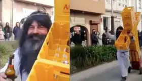 Carga hombre cruz hecha de cajas de cerveza; causa debate en Internet